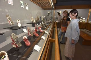 アスリート支えた靴にスポット　 福山・松永はきもの資料館 １３５足展示