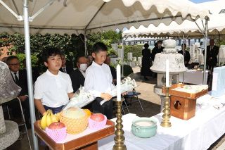 「憲政の神様」しのぶ　 岡山で木堂墓前祭　 