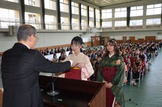 「夢へ向かい成長する」　倉敷市立短大、１００人巣立つ