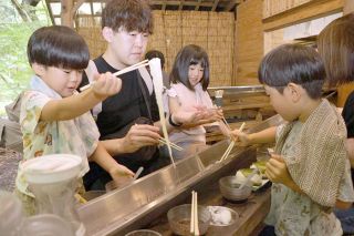 夏本番 真庭のそうめん流し店が営業本格化　涼しげな渓谷 家族連れら涼味満喫