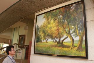 黄金色に輝くオリーブ　瀬戸内・中央公民館に北川さんの洋画