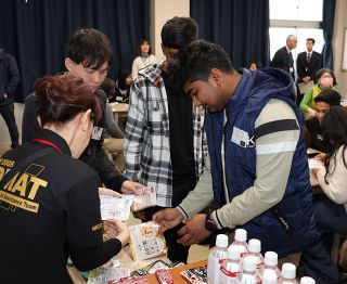 アプリや防災食 災害時対応　矢掛の留学生、岡山大生と学ぶ