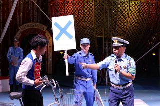 木下サーカスで交通安全教室 岡山西署　安全に自転車乗ろう