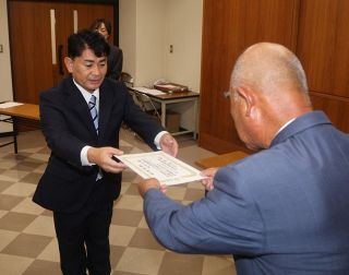 地域活性化へ決意新た　早島町議 １０人に当選証書