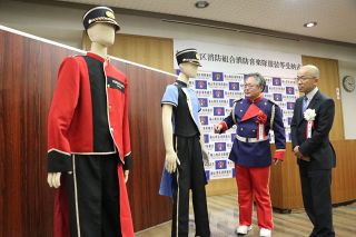 福山消防音楽隊に制服一式寄贈　ＯＢ佐藤さん ２５年ぶり新デザイン