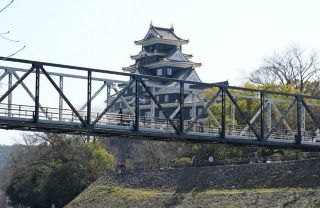 月見橋〝化粧直し〟進む　黒色塗り替え 岡山城と調和