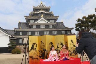 ひな祭りちなみ衣装体験 人形展示　岡山城、後楽園でイベント始まる