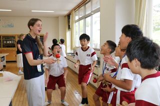 けん玉や折り紙 昔遊びで交流　ＮＺの中学生と倉敷・連島東小児童