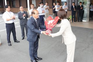「安心して暮らせる村を」　新庄村の石藤村長が初登庁