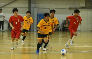 スピード乗ったパスや巧みな足技　中四国・特別支援学校フットサル