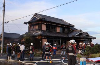 岡山市で民家全焼　住人２人軽傷もよう