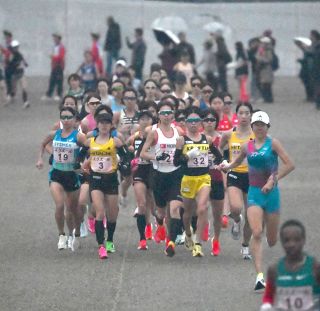 １５８人のランナー 雨の岡山路で熱戦 山陽女子ロードレース大会