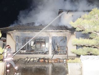 笠岡市新賀の民家全焼　住人３人は逃げ出して無事