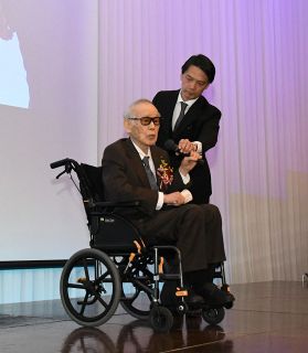 文化功労者の備前焼・伊勢崎淳さん「多くの出会いに感謝」　 岡山で祝賀会