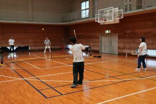 岡山大でピックルボール体験会　ニュースポーツで地域活性化を