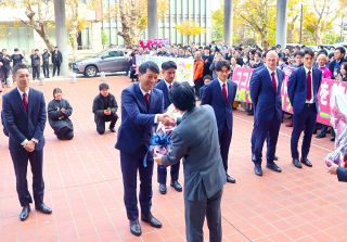 ファジ、Ｊ１昇格を知事に報告　岡山県庁、４００人が祝福