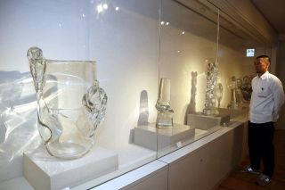 揺らぎやリズム生むガラス造形　作家の大村俊二さん 鏡野で企画展