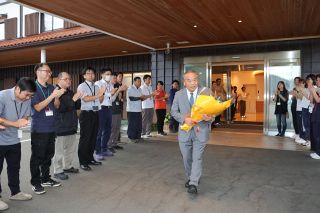 「１００年続く村に」　小倉新庄村長が退任
