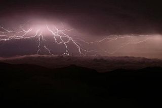山の雷、震え上がるほどの恐ろしさ