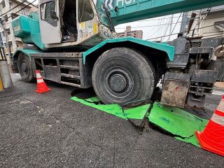 クレーン車走行 市道陥没　車通行止め、復旧時期未定