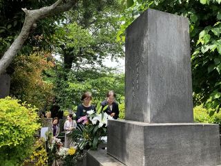 新緑の墓前 犬養元首相冥福祈る　東京で「木堂会」３０人参列