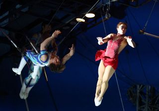 【夢運ぶ赤テント　木下大サーカス岡山公演】（７）空中ブランコ　ステージで咲き誇る華