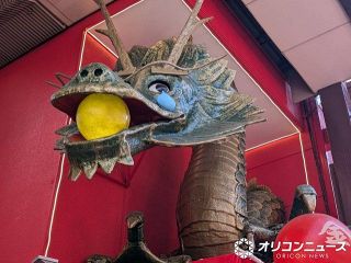 からあげ棒」が90センチの特大ぬいぐるみに 人気商品が“実用的アイテム