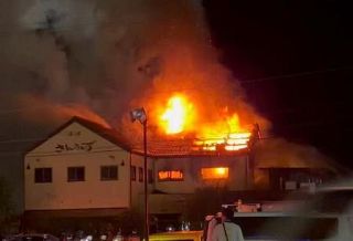 岐阜で放火か、３人死亡　ケーキ店「ガソリンまかれた」