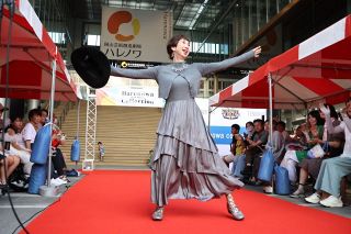 多世代３２人ファッションショー　岡山、堂々とランウエー歩く