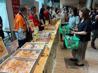 白桃やブドウ、旬の味覚が集合　東京でＪＡマルシェ「岡山県」