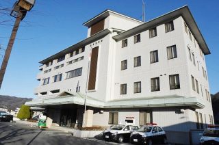信用金庫の屋上から転落 男性死亡　防水塗料を施すため清掃中