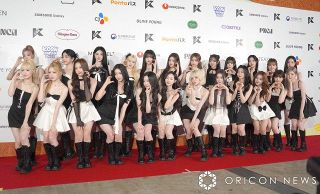 【KCON JAPAN】tripleS、24人完全体で猫ポーズ　美スタイルで圧倒