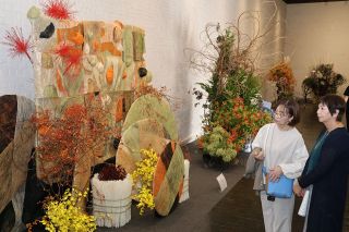 倉敷で華道の草月流 県支部が作品展　来年の創流１００周年記念し５３点