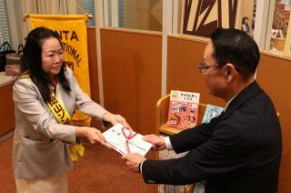 岡山ゾンタクラブ　児童図書６４冊を県立図書館に寄贈