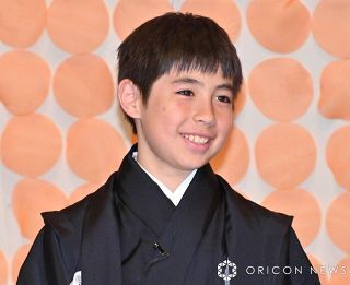 寺島しのぶの長男・尾上眞秀、祖父・菊五郎との貴重動画を紹介「じいじの目ですね」「国宝と孫。尊い」