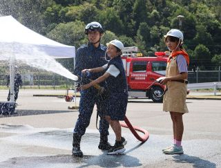 放水や救助など消防署の仕事を体験　井原・矢掛の児童２０人が一日入署