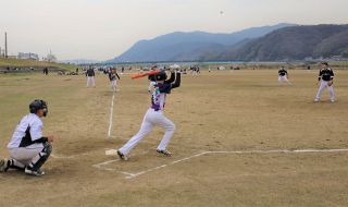 福山・社会人ソフト １０月まで熱戦　山陽新聞販売南部リーグ開幕