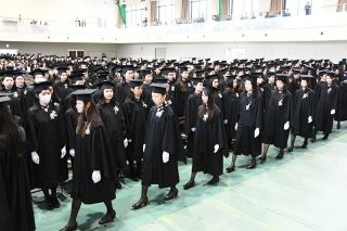 学士候補生４６８人 研さん誓う　清心女子大 キャップとガウン授与