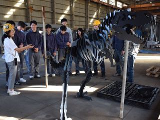 鉄で再現 恐竜骨格オブジェ　玉野商工高生と地元企業 共同制作