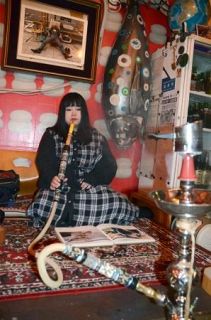 写真集めくり紫煙味わう　大阪・新世界、水たばこ店