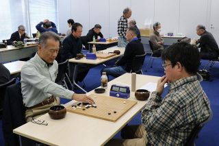 小野さん（倉敷出身）ら８強　県アマ囲碁最強者戦開幕