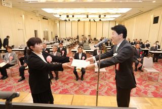 岡山県農業士新たに１２人認定　果樹や水稲、野菜、畜産農家