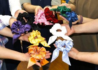 国産シルク１００％のシュシュ　津山の笏本縫製、リボン付き発売