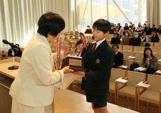 身ぶり手ぶりでスピーチ 岡山県知事杯児童英語表現発表大会　最優秀に黒井さん（朝日塾小５年）