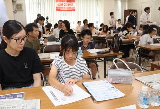 元本紙記者から文章の書き方学ぶ　岡山で夏休み親子作文教室