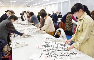 ６千人が２月の席上揮ごうへ　岡山県新春競書大会１次審査