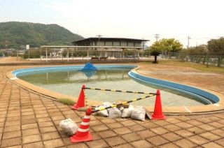 笠岡市営屋外プール ２５年度休止　プールサイド陥没など老朽化