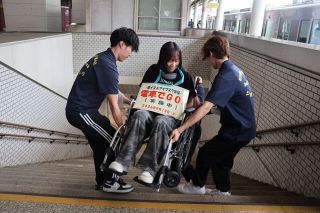 障害者視点でバリアフリー考えよう　福山の小中高生ら 車いす乗り電車利用　