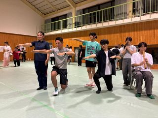 高校生が踊りで盛り上げ　高梁で２０日「吹屋ベンガラ灯り」