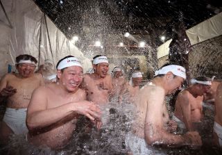 演舞、花火、太鼓 裸衆を鼓舞　西大寺観音院で西大寺会陽